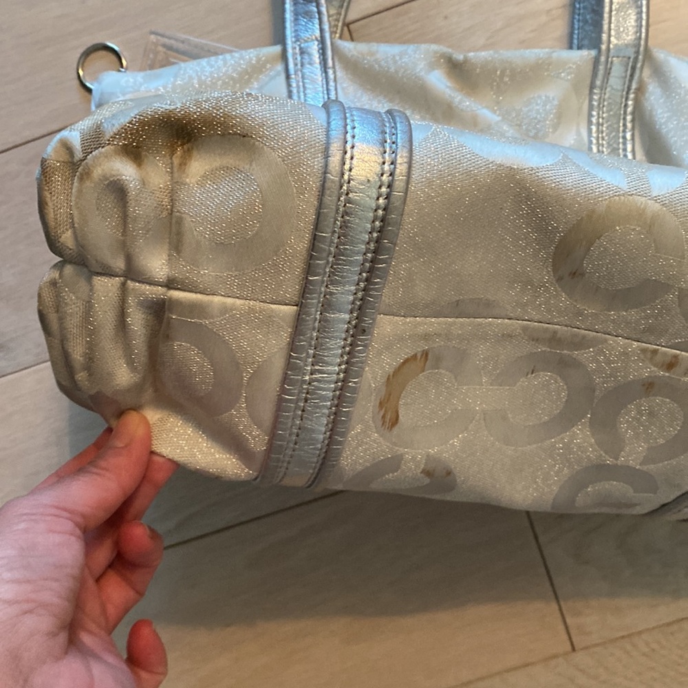 Coach authentic bag. Poor condition. Stains dust bag included - Picture 5 of 8